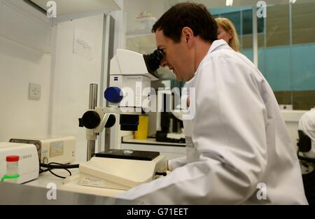 Schatzkanzler George Osborne bei einem Besuch im MRC Laboratory of Molecular Biology auf dem Cambridge Biomedical Campus, als er heute bekannt gab, dass die Regierung ein neues 200-Millionen-Polarforschungsschiff finanzieren wird, um wissenschaftliche Expertise in wirtschaftlichen Erfolg zu verwandeln. Stockfoto