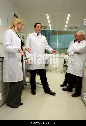 Schatzkanzler George Osborne bei einem Besuch im MRC Laboratory of Molecular Biology auf dem Cambridge Biomedical Campus, als er heute bekannt gab, dass die Regierung ein neues £200-Millionen-Polarforschungsschiff finanzieren wird, um wissenschaftliche Expertise in wirtschaftlichen Erfolg zu verwandeln. Stockfoto