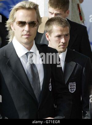 Der englische Michael Owen (rechts) und Torwart Ian Walker (links) kommen zum Euro 2004-Turnier im Solplay Hotel in Portugal an. England wird am Sonntag ihr Eröffnungsspiel gegen Frankreich spielen. Stockfoto