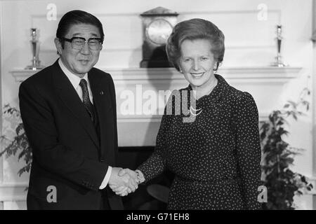 Politik - European Tour - Shintarō Abe und Margaret Thatcher - Nr. 10 Downing Street, London Stockfoto