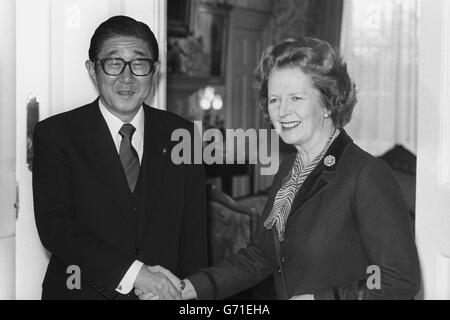 Politik - European Tour - Shintarō Abe und Margaret Thatcher - Nr. 10 Downing Street, London Stockfoto