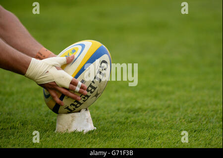 Rugby Union - Aviva Premiership - Harlequins / Leicester Tigers - Twickenham Stoop. Ein Harlequin-Spieler platziert einen Gilbert-Matchball mit Aviva-Logo auf einem kickenden T-Shirt Stockfoto