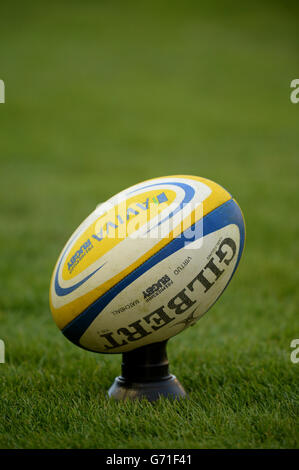 Rugby Union - Aviva Premiership - Harlequins / Leicester Tigers - Twickenham Stoop. Ein Gilbert-Matchball mit Aviva-Logo sitzt auf einem kickenden T-Shirt Stockfoto