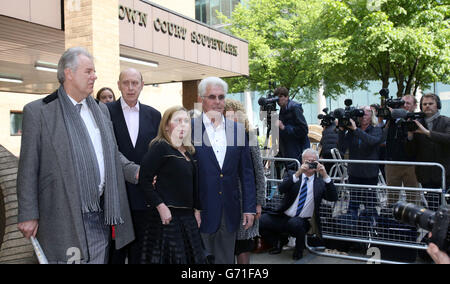 PR-Guru Max Clifford verlässt das Southwark Crown Court, London, mit seiner Tochter Louise, nachdem er für schuldig befunden wurde, über einen Zeitraum von fast 20 Jahren eine Reihe von unanständigen Angriffen auf Mädchen im Teenageralter begangen zu haben. Stockfoto