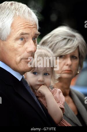 Der Kandidat für die UK Independence Party, Robert Kilroy Silk verlässt ein Wahllokal in Little Chalfont, Buckinghamshire, mit seiner Enkelin Seraphina und seiner Frau Jan, nachdem er bei den lokalen und europäischen Wahlen gewählt hatte. Stockfoto