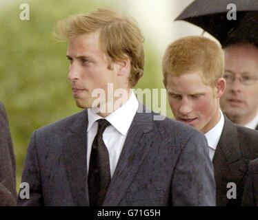 Abgebildet sind Prinz William und Prinz Harry, die bei der Beerdigung ihrer Großmutter Frances Shand-Kydd in der St. Columba's Cathedral in der Stadt Oban ankommen. Stockfoto