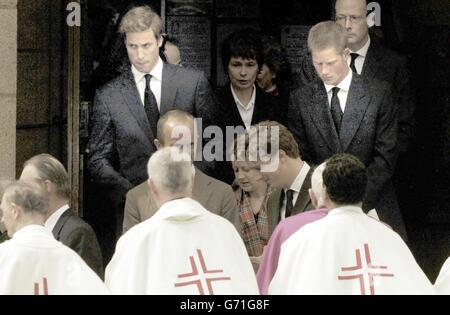 Prinz William und Harry verlassen das Begräbnis von Frances Shand Kydd, das in der St Columba's Cathedral, Oban, Schottland, stattfand. Stockfoto