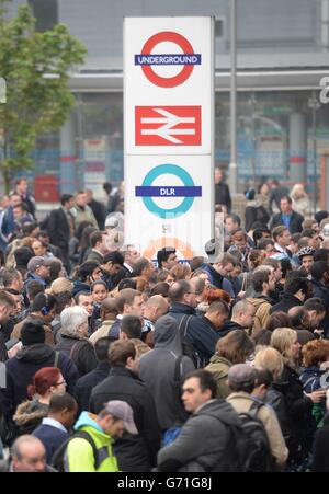 Pendler an den U-Bahnstationen Stratford, Overground und DLR im Osten Londons, am ersten Tag eines 48-stündigen Streiks von U-Bahnarbeitern in der Londoner U-Bahn über Schließungen der Ticketschalter. Stockfoto