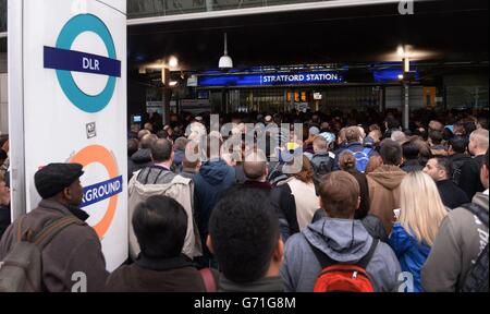 Pendler an den U-Bahnstationen Stratford, Overground und DLR im Osten Londons, am ersten Tag eines 48-stündigen Streiks von U-Bahnarbeitern in der Londoner U-Bahn über Schließungen der Ticketschalter. Stockfoto