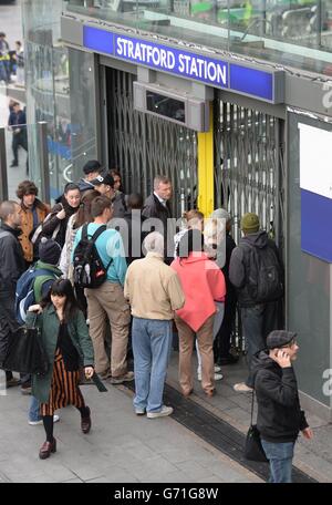 Pendler an den U-Bahnstationen Stratford, Overground und DLR im Osten Londons, am ersten Tag eines 48-stündigen Streiks von U-Bahnarbeitern in der Londoner U-Bahn über Schließungen der Ticketschalter. Stockfoto