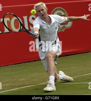 Der Großbritanniens Jonathan Marray im Einsatz gegen den Australier Lleyton Hewitt, im dritten Spiel auf dem Centre Court, während der Stella Artois Championships, Queen's Club, London. Stockfoto