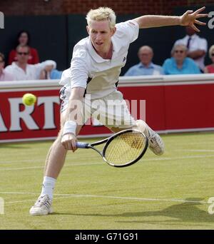 Der Großbritanniens Jonathan Marray im Einsatz gegen den Australier Lleyton Hewitt, im dritten Spiel auf dem Centre Court, während der Stella Artois Championships, Queen's Club, London. Stockfoto