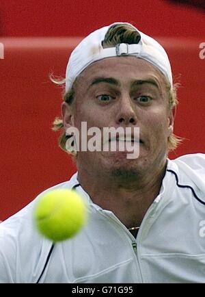 Der Australier Lleyton Hewitt tritt im dritten Spiel auf dem Centre Court während der Stella Artois Championships, Queen's Club, London, gegen den Briten Jonathan Marray an. Stockfoto