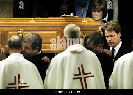 Earl Spencer verlässt die St Columba's Cathedral in Oban, Argyll, Schottland. Der Bruder von Diana, Prinzessin von Wales, versuchte heute, Vorschläge eines Risses zwischen seiner Schwester und ihrer Mutter zu verspielen, als er bei ihrer Beerdigung eine bewegende Hommage ablieferte. Earl Spencer sagte Trauernden, dass Meinungsverschiedenheiten zwischen Frances Shand Kydd und Diana nichts weiter seien als die "typischen Spannungen" zwischen Mutter und Tochter. Stockfoto