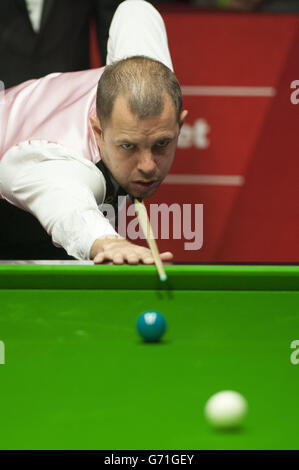 Barry Hawkins während seines Spiels gegen Dominic Dale während der DAFABET World Snooker Championships im Crucible, Sheffield. Stockfoto