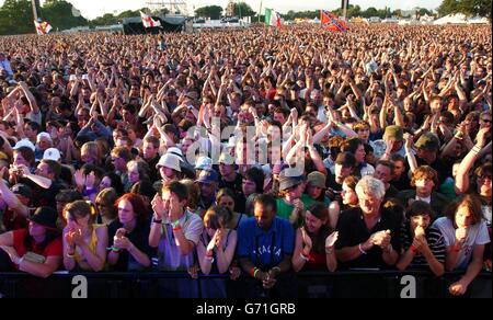 Menschenmassen beobachten die Manic Street Preachers während des Isle of Wight Festivals, das in Seaclose in Newport, Isle of Wight, stattfindet. Stockfoto