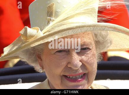 Die Britin Queen Elizabeth II. Kommt in Royal Ascot in Berkshire an. Mehr als 300,000 Spieler werden in den nächsten fünf Tagen auf die Rennbahn kommen, um die beliebte sportliche und gesellschaftliche Veranstaltung zu feiern, die für ihre extravaganten und exotischen Hüte und farbenfrohen Outfits berühmt ist. Stockfoto