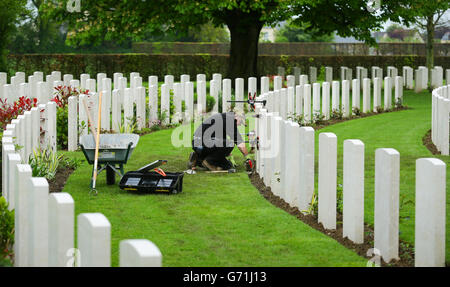 Gärtner Hausmeister First Class Myles Hunt, richtet einen von etwas mehr als 4,000 Grabsteinen aus, die in Bayeux ersetzt wurden, da die Commonwealth war Graves Commission (CWGC) daran arbeitet, Tausende von umgestürzten und beschädigten Grabsteinen auf seinen Friedhöfen in ganz Frankreich und darüber hinaus zu ersetzen, Da es sowohl den 70. Jahrestag der Landung in der Normandie, als auch den 100. Jahrestag des Ersten Weltkriegs. Stockfoto