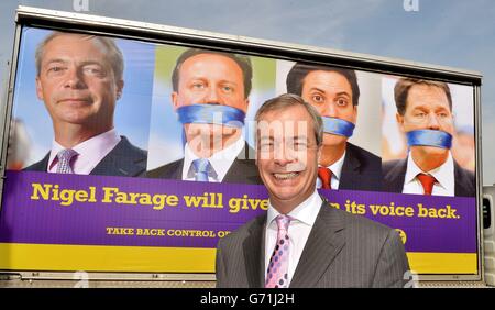 UKIP-Chef Nigel Farage lächelt, nachdem er im Vorfeld der Wahlen in Lambeth im Süden Londons ein neues Plakat enthüllt hatte. Stockfoto