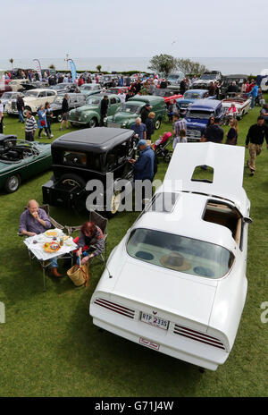 Ein Paar Picknick bei schönem Wetter neben ihrem Oldtimer in Eastbourne, Sussex, während des zweiten Tages von Magnificent Motors, wie etwa 600 Oldtimer und Oldtimer nehmen an der größten Free-Motoring-Spektakel an der Südküste. Stockfoto