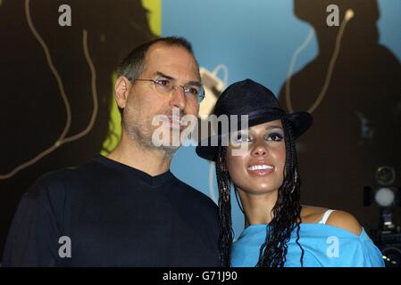 Die amerikanische Sängerin Alicia Keys mit Apple CEO Steve Jobs beim Start des weltweit ersten Online-Musikmarktes in Europa, der auf dem Old Billinsgate Market in London stattfand. Stockfoto