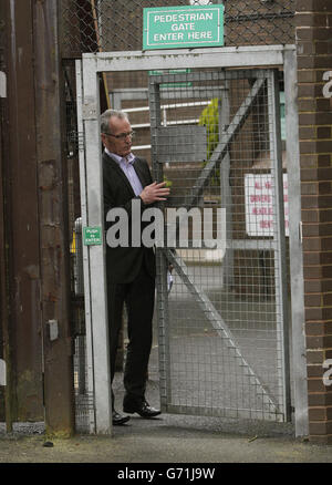 Gerry Kelly von Sinn Fein verlässt die Polizeistation Antrim, nachdem sie Gerry Adams, den Präsidenten von Sinn Fein, besucht hat. Stockfoto