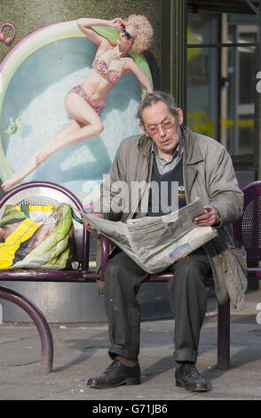 Ein Mitglied der Öffentlichkeit liest vor dem ehemaligen Schlossmarkt in Sheffield, der kürzlich nach seiner Tätigkeit seit Mitte der sechziger Jahre auf dem neuen Moor Market angesiedelt wurde Stockfoto