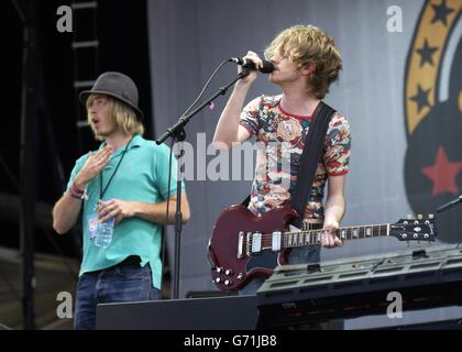 Die Delays spielen live auf der Bühne während des Isle of Wight Festivals, das in Seaclose in Newport, Isle of Wight, stattfindet. Stockfoto