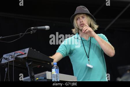 Die Delays spielen live auf der Bühne während des Isle of Wight Festivals, das in Seaclose in Newport, Isle of Wight, stattfindet. Stockfoto