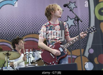 Die Delays spielen live auf der Bühne während des Isle of Wight Festivals, das in Seaclose in Newport, Isle of Wight, stattfindet. Stockfoto