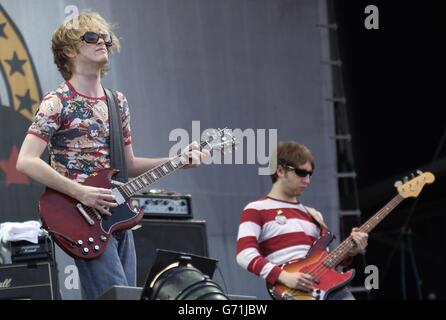 Die Delays spielen live auf der Bühne während des Isle of Wight Festivals, das in Seaclose in Newport, Isle of Wight, stattfindet. Stockfoto