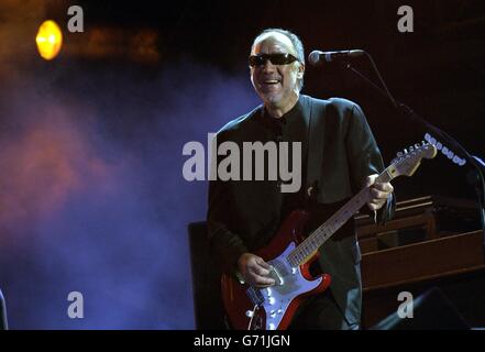 Pete Townshend von The Who tritt live auf der Bühne während des Isle of Wight Festivals im Seaclose Park in Newport, Isle of Wight. Stockfoto