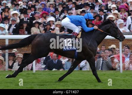 Frankie Dettori auf Kheleyf gewinnt die Jersey-Einsätze bei Royal Ascot in Berkshire. Stockfoto