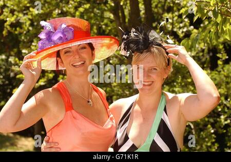 Suzi Perry, die BBC-Motorsportmoderatorin mit Brighton Argus-Reporter Jo Brooks (rechts), kommt früh zum ersten Tag des Royal Ascot Race-Meetings an. Stockfoto