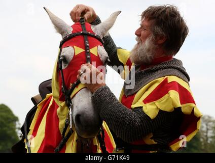 Steve Beart, von Knights of Royal England, bereitet sein Pferd vor, bevor er an einer reenactment auf dem südlichen Rasen im Blenheim Palace in Woodstock, Oxfordshire, teilnimmt. Stockfoto