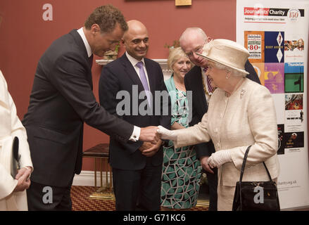 Königin Elizabeth II. Trifft Lord Rothermere beim Empfang der Journalistinnen und Journalisten in der Stationers' Hall in London anlässlich des 150-jährigen Bestehen der Wohltätigkeitsorganisation. Stockfoto