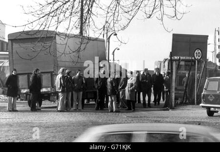 Demonstranten vor dem britischen Leyland-Werk in Castle Bromwich, Birmingham. Stockfoto