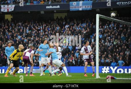 Fußball - Barclays Premier League - Manchester City / Aston Villa - Etihad Stadium. Vincent Kompany (links) von Manchester City führt den Ball über die Bar Stockfoto