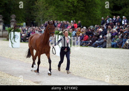 Die britische Mary King zeigt ihr Pferd Imperial Cavalier den Richtern bei der Pferdekontrolle am ersten Tag des Mitsubishi Motors Badminton Horse Trials, Badminton. Stockfoto