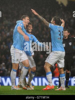 Edin Dzeko (links) von Manchester City feiert den zweiten Torschütze seiner Teams Ziel des Spiels mit Teamkollegen David Silva (Mitte) und Stevan Jovetic (rechts) Stockfoto