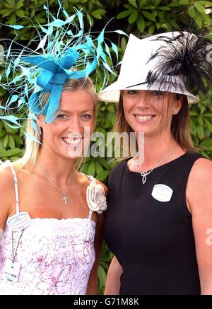 Natalie Lintott (links) und ihre Schwester Zoe treffen am fünften und letzten Tag des Royal Ascot-Treffens auf der Rennbahn Ascot ein. Stockfoto