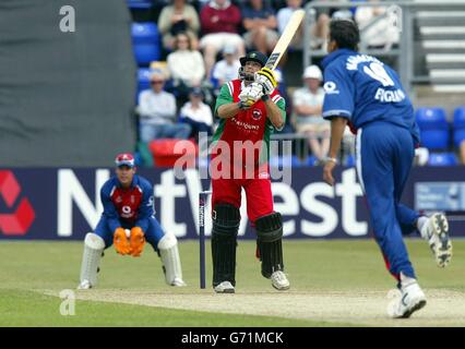 David Hemp von Wales ist eine Lieferung von der Bowlingbahn des englischen Sajid Mahmood und wird für 52 im NatWest Series Warm Up Spiel in Sophia Gardens gefangen. Stockfoto