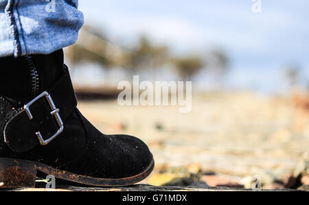 Nahaufnahme von einem Boot entlang der Bahnlinien an einem nebligen Morgen Stockfoto