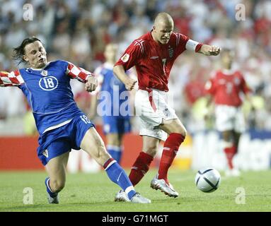 Der englische David Beckham wird während der EM 2004, der ersten Runde, des Spiels der Gruppe B im Estadio de Luz in Lissabon, Portugal, von der kroatischen Ivica Olic (links) herausgefordert. England gewann 4-2. Stockfoto