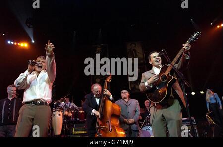 Lonnie Donegans zwei Söhne Anthony (links vorne) und Peter ganz rechts), mit Billy Bragg (ganz links) und Van Morrison (3. Rechts) während des Lonnie Donegan - Tribute Konzerts in der Royal Albert Hall im Zentrum von London. Einige der größten Namen im Rock nahmen an einer Hommage an 'King of Skiffle' Lonnie Donegan Teil - von vielen als 'Pate of Rock'n'Roll' angesehen - der im November 2002 im Alter von 71 Jahren starb. Stockfoto