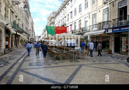 Rua Augusta, am Rossio-Platz in Lissabon, wo gegen 4 Uhr nach dem Sieg Englands über Kroatien beim EM 2004-Turnier ein Brite erstochen wurde. Die portugiesische Polizei sagte, dass ein ukrainischer Mann im Zusammenhang mit der Tötung festgehalten wurde, die vermutlich während eines versuchten Raubüberfalls geschehen ist. Stockfoto