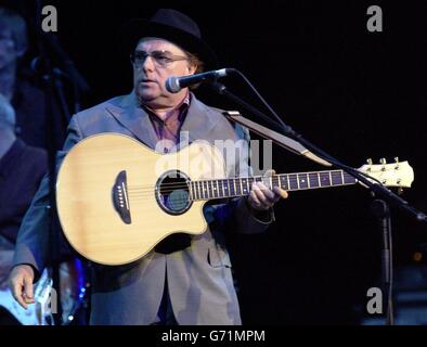 Van Morrison während des Lonnie Donegan - Tribute-Konzerts in der Royal Albert Hall im Zentrum von London. Einige der größten Namen im Rock nahmen an einer Hommage an 'King of Skiffle' Lonnie Donegan Teil - von vielen als 'Pate des Rock'n'Roll' angesehen - der im November 2002 im Alter von 71 Jahren starb. Stockfoto