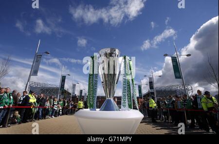 Der Scottish Premiership League Cup wird auf dem Celtic Way vor dem Spiel der Scottish Premiership im Celtic Park, Glasgow, ausgestellt. DRÜCKEN SIE VERBANDSFOTO. Bilddatum: Sonntag, 11. Mai 2014. Siehe PA Geschichte FUSSBALL Celtic. Bildnachweis sollte lauten: Danny Lawson/PA Wire. REDAKTIONELLE VERWENDUNG ONLYJohn Hartson und Stiliyan Petrov führen dann den schottischen SPFL Premiership League Cup auf die keltische Art und Weise durch, gefolgt von Celtic Manager Neil Lennon und seinem ersten Team vor dem während des schottischen Premiership-Spiels in Celtic Park, Glasgow. DRÜCKEN SIE VERBANDSFOTO. Bilddatum: Sonntag, 11. Mai 2014. Siehe PA Story Stockfoto