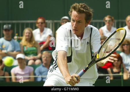 Der britische Richard Bloomfield im Einsatz gegen den Spanier Feliciano Lopez bei den Lawn Tennis Championships in Wimbledon, London. Stockfoto