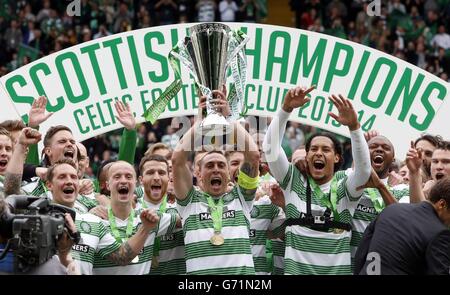 Fußball - Scottish Premiership - Celtic / Dundee United - Celtic Park. Scott Brown von Celtic hebt die SPFL Premiership-Trophäe mit Teamkollegen nach dem schottischen Premiership-Spiel in Celtic Park, Glasgow, an. Stockfoto